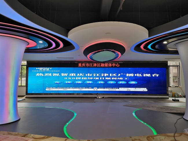 華邦瀛科技 55 寸 1.8mm 液晶拼接屏，為會議室?guī)砣麦w驗