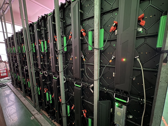 P2.976 LED租賃屏工廠測試實拍-嚴苛質(zhì)檢流程揭秘 | 華邦瀛