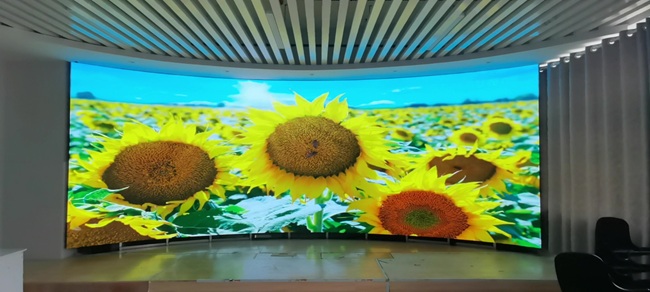 福田展廳弧形大屏｜會議室全景｜近距離無顆粒感.jpg